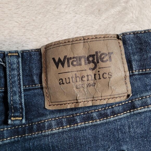 Wrangler Authentics Jeans Mens 42x32 Blue Med Wash Relaxed Straight Stretch - Picture 10 of 11